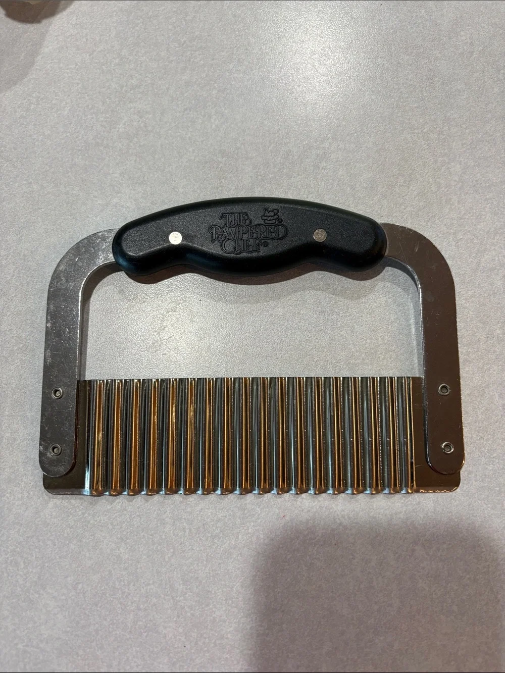 The Pampered Chef Black Handle Crinkle Cutter with Stainless Blades
